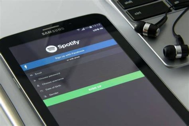 Ilustrasi cara beli Spotify Premium iOS.