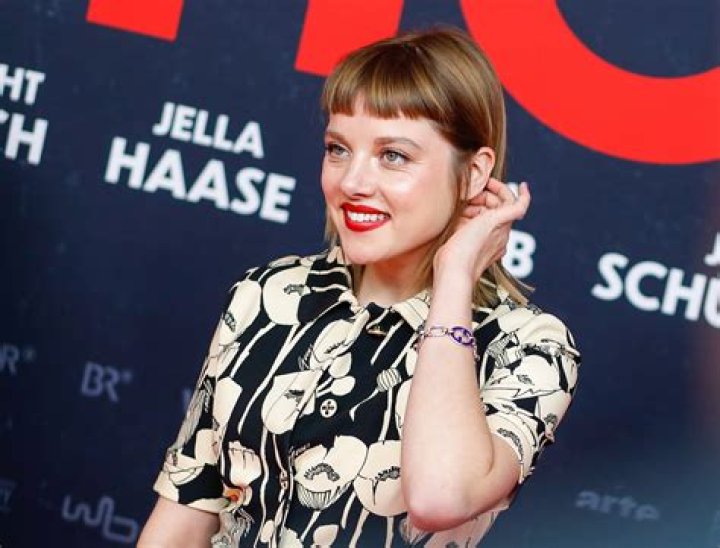 Jella Haase Wiki, Age, Boyfriend, Height, Parents, Net Worth & More